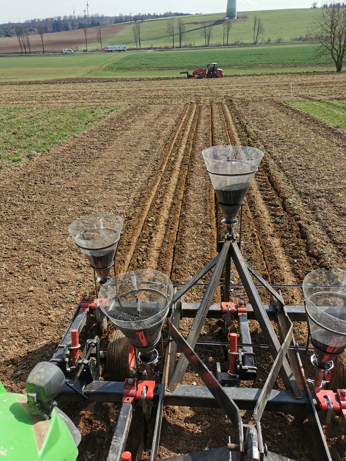 Feldstudien der JLU zeigen, dass Kompost und Pflanzenkohle den Humusaufbau fördern können